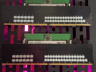 Оперативная память DDR5 16GB 5600Mhz 2x8GB как на ноутбук так и на персональный ПК подходит с переходником , работает корректно и идеально! У меня они на Пк установлены, решил обновиться и жду другие плашки.