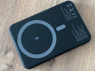 компактный беспроводной пауэрбанк Celly с поддержкой MagSafe для iPhone.