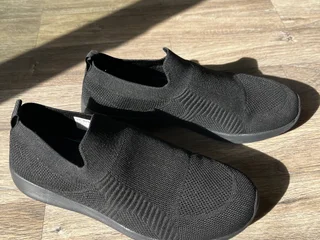 Кроссовки чёрные р. 43