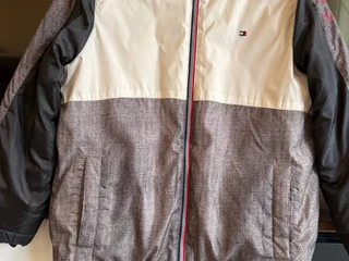 Куртка зимняя Hilfiger, на 10-11 лет. Состояние отличное. Сити Молл сабуртало.