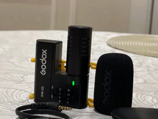 Накамерный микрофон Godox IVM-S2 в идеальном состоянии. В комплекте стерео aux, ветрозащита и чехол. Работает от одной батарейки, за два года ни разу не меняли, держит долго, аппарат надежный.