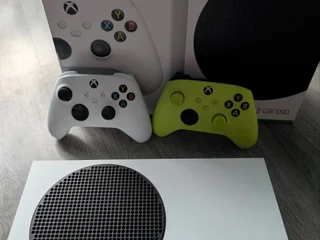 Xbox Series S с 2 геймпадами и коробкой