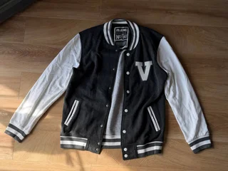 Куртка в стиле varsity