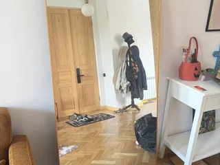 Зеркало с оправой на металлической ножке