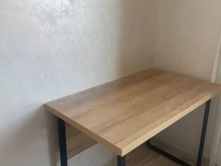 Стильный письменный стол в стиле лофт 🖤 Подходит для компьютера и ноутбука, идеально для работы и учёбы. Прочные металлические ножки, столешница из утолщённого ЛДСП с текстурой натурального дерева. Современный дизайн, который гармонично впишется в любой интерьер.