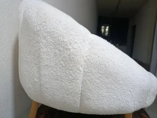 🛋️ **Белый двухместный диван**