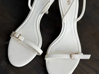 Белые босоножки на каблуке ZARA