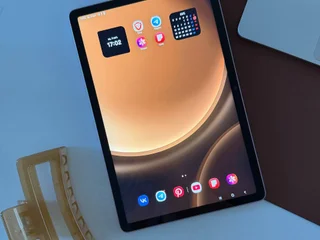 Планшет Samsung Tab S9 FE с чехлом и стилусом