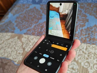 Motorola Razr 2023, 128 ГБ, 8 ГБ оперативной памяти. Только на фронтальной камере есть небольшое пятно, оно едва заметно на фотографии на белом фоне. Поэтому он и продается по такой цене.