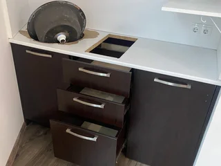 Кухонный гарнитур с барной стойкой и зеркалом