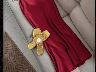 Красное платье на бретельках