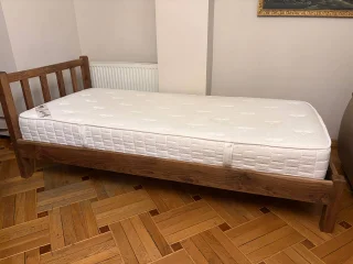 Две кровати из натурального дерева (орех) с матрасами 90х200 см