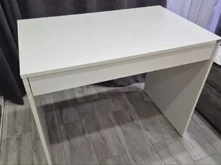 Минималистичный белый письменный стол