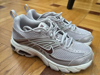 **Кроссовки Nike**