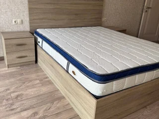 Кровать с подъёмным механизмом и двумя тумбами