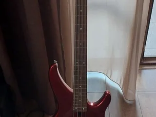Бас-гитара Yamaha TRBX174, усилитель Vox amPlug 2 Bass и стойка