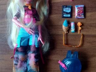 Шарнирная кукла monster high Лагуна Блю. Брала дочке, играла очень мало. Все предметы на месте, ничего не потеряно и не испорчено.