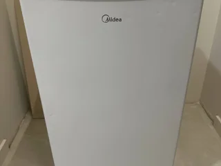 холодильник Midea в очень хорошем состоянии, морозилка, свет - всё есть.