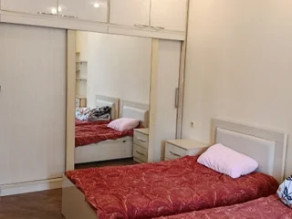 большой шкаф, две кровати одноместные, две тумбочки, столик.