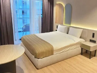 двуспальную кровать с матрасом и 2 тумбочками из Marina Club.