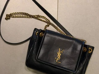 Маленькая сумка YSL (не оригинал) из кожи.