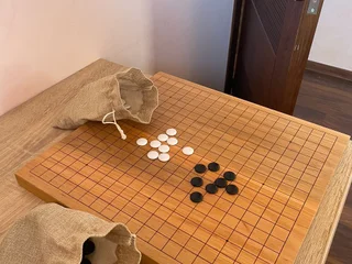 Доска и камни для игры в го