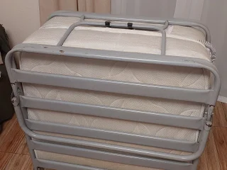 Раскладная кровать с матрасом и наматрасником