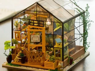 Деревянный 3D-конструктор в виде миниатюрной оранжереи с цветочной лавкой внутри. Rolife DIY Miniature Flower House DG104
