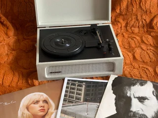 Виниловый проигрыватель Crosley с пластинками