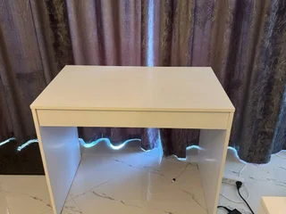 Белый стол
