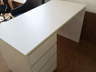 Поворотное кресло из кожи с подставкой для ног