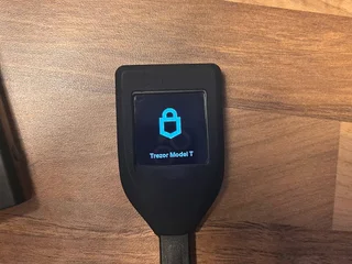 Крипто кошелек Trezor T