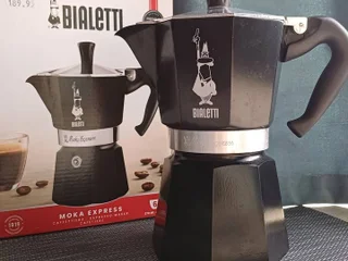 Гейзерная кофеварка Bialetti Moka Express 6 чашек