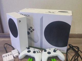 Xbox Series S 512 GB + 2 геймпада