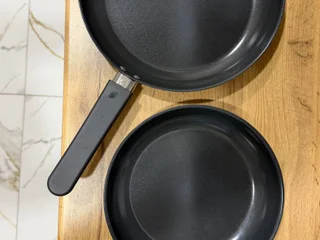 Комплект сковородок IKEA MIDDAGSMAT 2 шт с крышкой