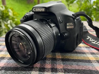 Canon EOS 600D с объективом 18-55мм и картой памяти 16ГБ