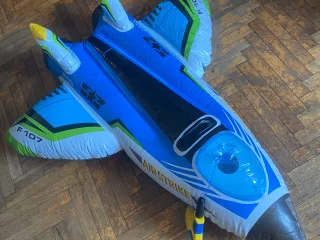 Надувной самолет intex с водяным пистолетом