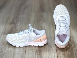 Женские кроссовки Under Armour Charged Intake