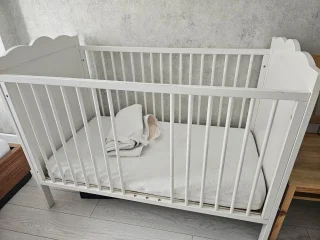 Детская кроватка с матрасом и наматрасником