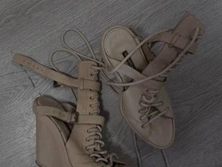 Босоножки на танкетке