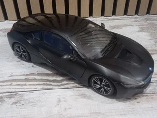 Машинка на пульте управления BMW i8