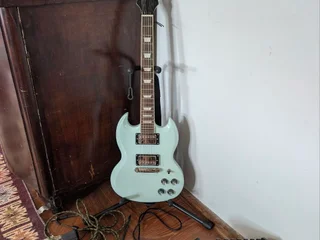 Гитарный стек Epiphone SG, NUX MG-400 и Roland CUBE Street Mini