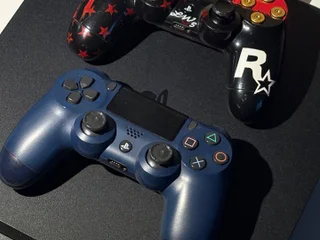 PlayStation 4 500GB с 2 джойстиками