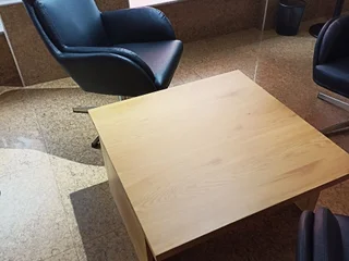 Круглый деревянный стол на металлической опоре