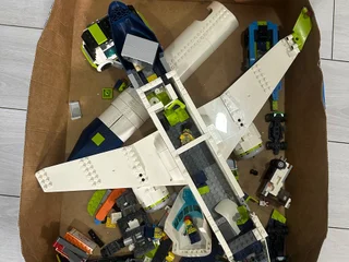 Набор Lego City с большим пассажирским самолетом