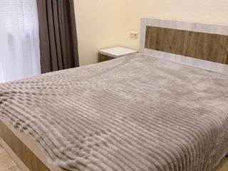 Кровать с прикроватными тумбами