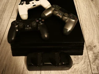 PlayStation 4 Pro 1 TB с 3 геймпадами и играми