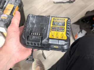 Зарядное устройство Dewalt DCB1104