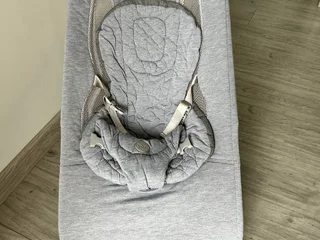 Детский шезлонг качалка Happy Baby Hugger