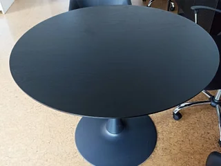 Круглый деревянный стол на металлической опоре